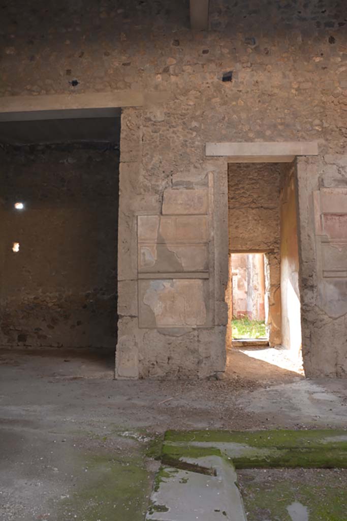 VI.2.4 Pompeii. March 2019. 
South side of atrium, south ala, on left, and room leading to garden apartments, on right.
Foto Annette Haug, ERC Grant 681269 DÉCOR.