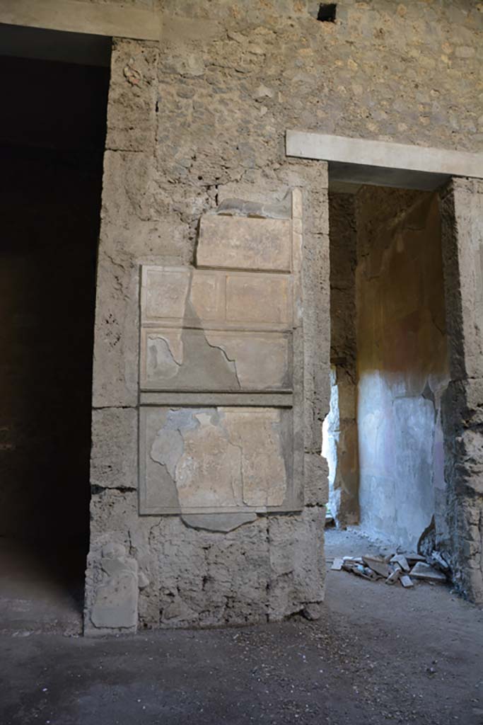 VI.2.4 Pompeii, December 2017. 
Painted wall decoration on pilaster between doorways to the south ala, on left, and doorway leading to garden apartments, on right.
Foto Annette Haug, ERC Grant 681269 DÉCOR.