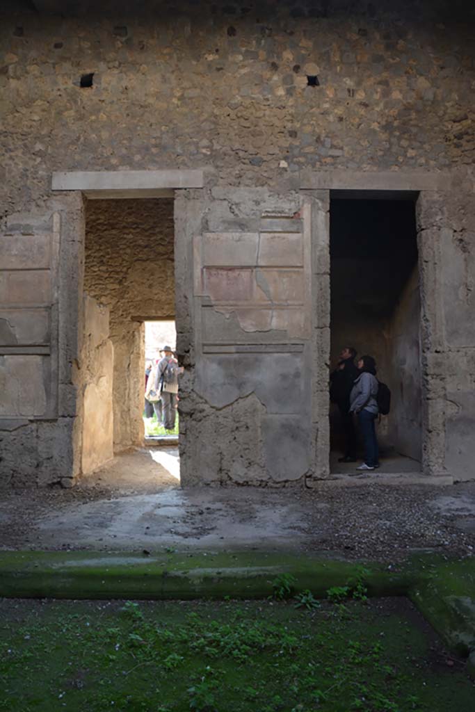 VI.2.4 Pompeii. March 2019. 
Looking towards south side of atrium, with doorway to room leading to garden apartments, on left.
Foto Annette Haug, ERC Grant 681269 DÉCOR.