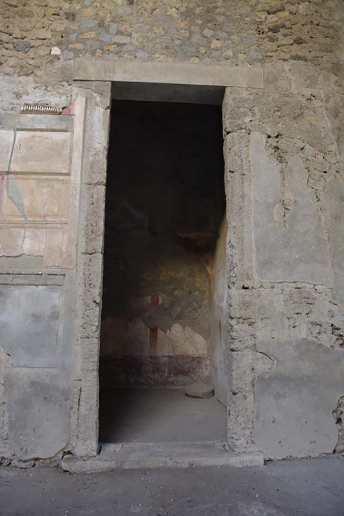 VI.2.4 Pompeii. December 2017. Doorway to cubiculum on south side of atrium.
Foto Annette Haug, ERC Grant 681269 DÉCOR.