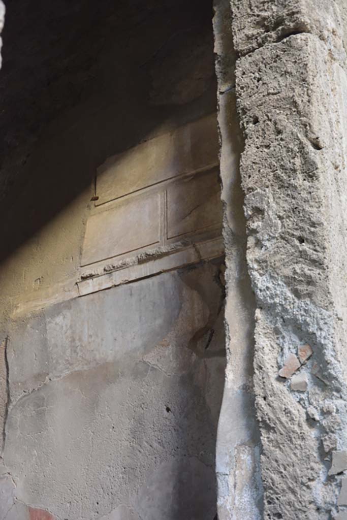 VI.2.4 Pompeii. December 2017. 
Looking through doorway from atrium towards west wall of cubiculum.
Foto Annette Haug, ERC Grant 681269 DÉCOR.