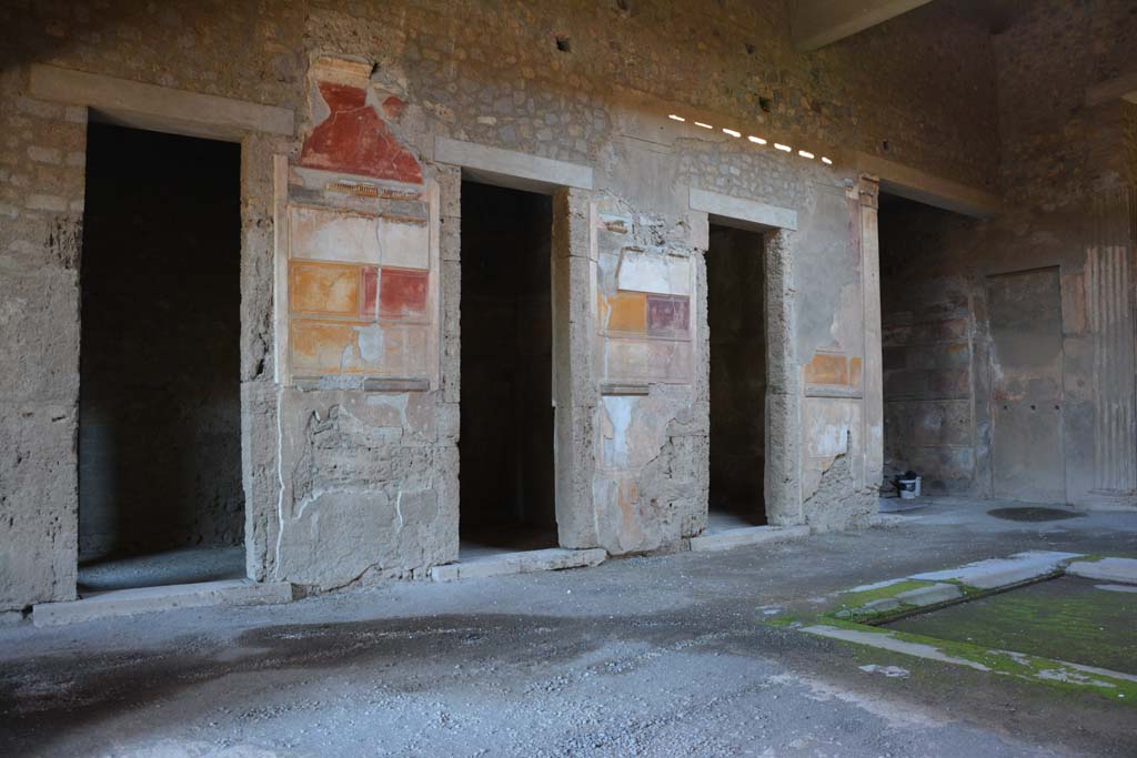 VI.2.4 Pompeii, December 2017. Looking towards rooms on north side of atrium.
The doorway on the left leads to the anteroom of the winter triclinium. Next to it are two cubicula, and then the north ala.
Foto Annette Haug, ERC Grant 681269 DÉCOR.