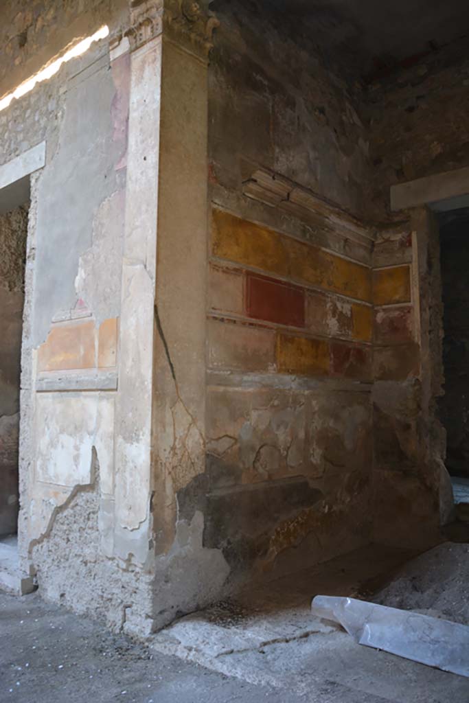 VI.2.4 Pompeii. December 2017. 
Looking towards west side of north ala, with capital at top of pilaster.
Foto Annette Haug, ERC Grant 681269 DÉCOR.