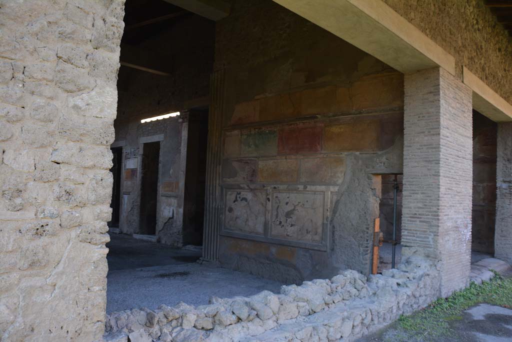 VI.2.4 Pompeii. December 2017. Looking north along west side of portico, with window into tablinum, and doorway to oecus.
Foto Annette Haug, ERC Grant 681269 DÉCOR.