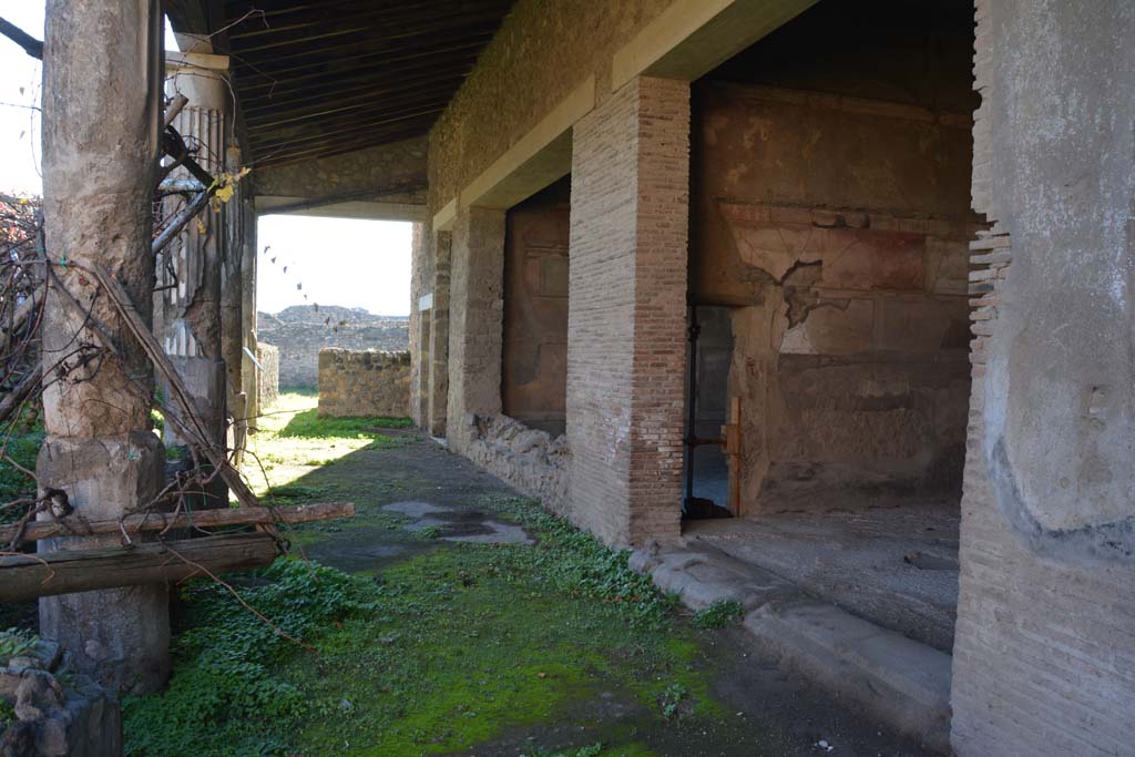 VI.2.4 Pompeii. December 2017. Looking south along portico, with doorway to oecus and window to tablinum, centre and right.
Foto Annette Haug, ERC Grant 681269 DÉCOR.