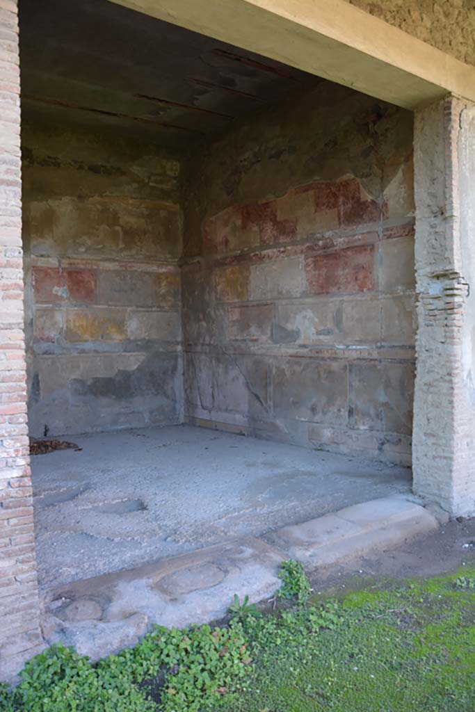 VI.2.4 Pompeii. December 2017. 
Looking north-west towards oecus of north side of tablinum, from portico.
Foto Annette Haug, ERC Grant 681269 DÉCOR.