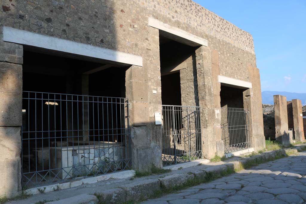 VI.2.5 Pompeii, on left. December 2018. 
Looking towards east side of Via Consolare, with doorway to VI.2.4, in centre. Photo courtesy of Aude Durand.