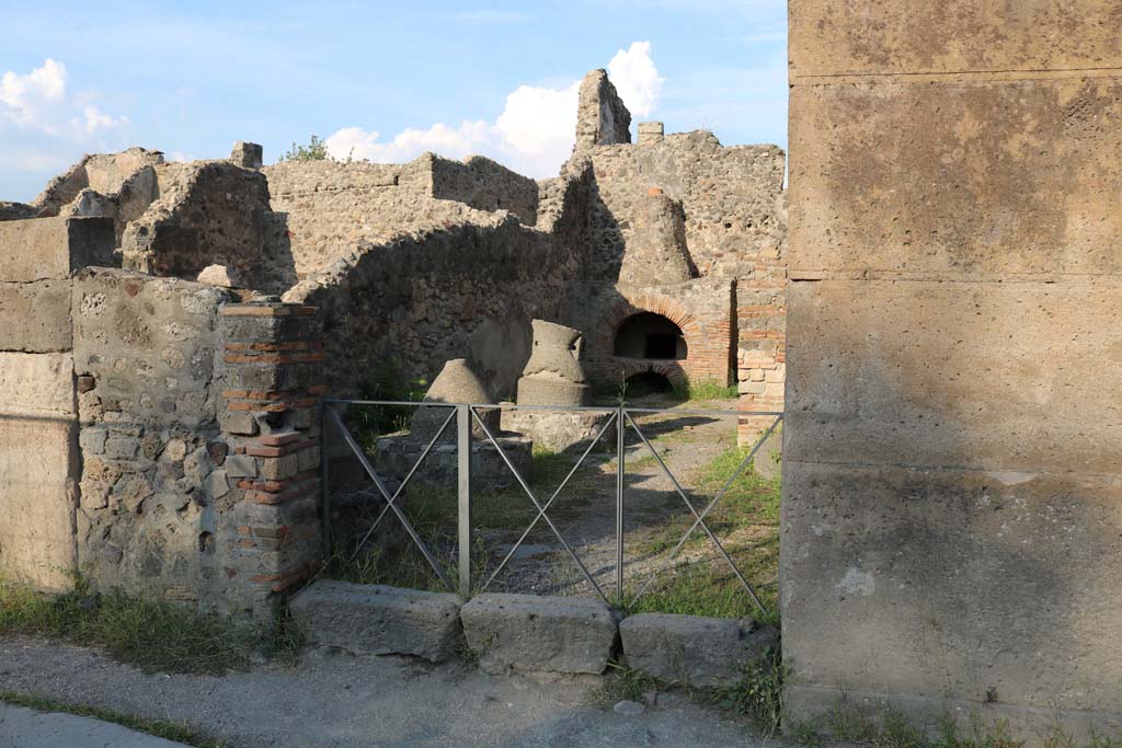 VI.2.6 Pompeii. December 2018. 
Looking north-east from entrance doorway, with wall on north side of doorway, on left. Photo courtesy of Aude Durand.