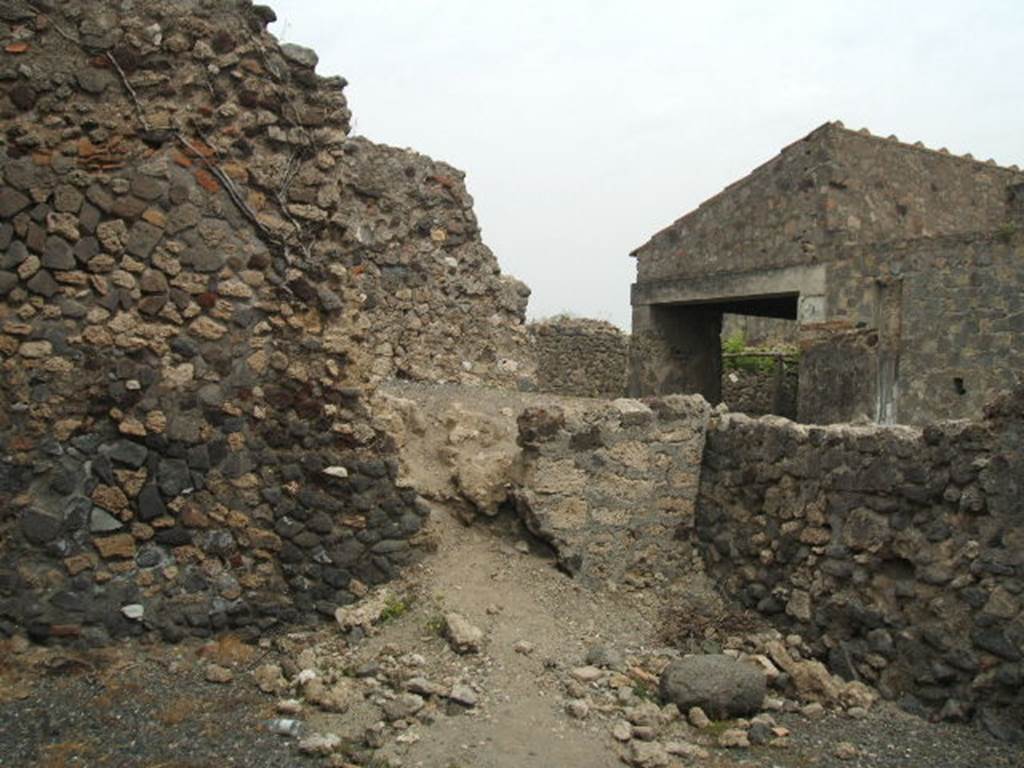VI.2.7 Pompeii. May 2005. South-east corner of one of rear rooms, looking towards VI.2.4 garden area.