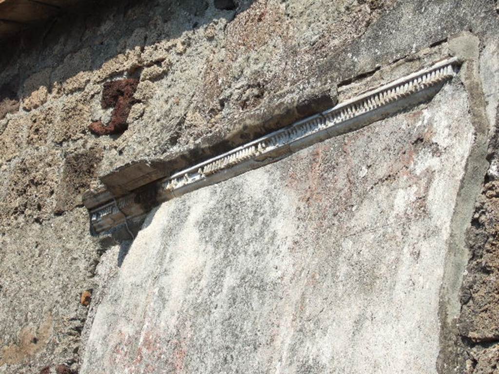 VI.2.11 Pompeii. September 2005. Cornice on east wall of tablinum/exedra (5).