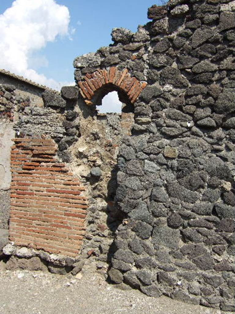VI.2.13 Pompeii. September 2005. Exterior wall outside VI.2.13 in Vicolo di Narciso