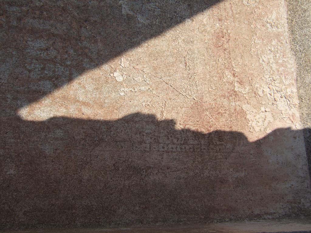VI.2.14 Pompeii. September 2005. Remains of painted plaster in room on north side of entrance corridor.