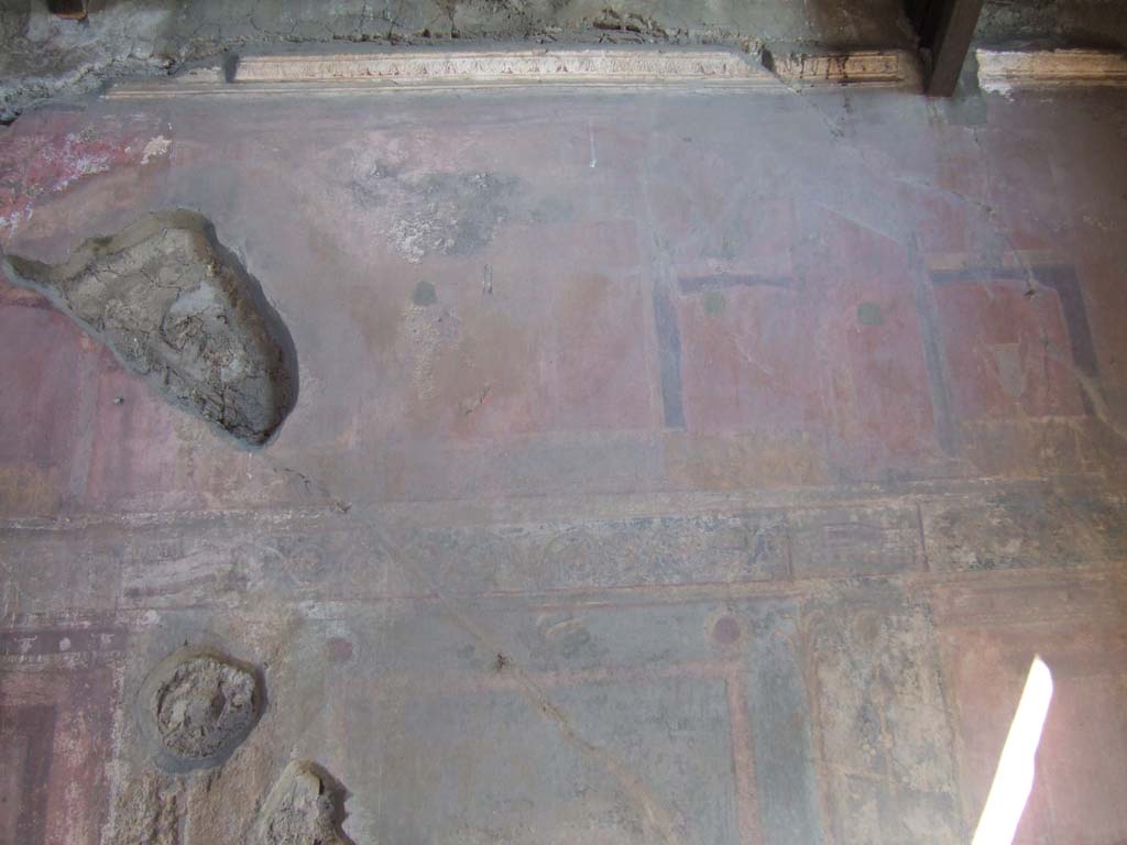 VI.2.14 Pompeii. September 2005. East wall of triclinium, upper centre. 
According to Kuivalainen – 
on the upper left of this photo with the red background, but now destroyed, would have been “an almost naked young Bacchus with a thyrsus”.
See Kuivalainen, I., 2021. The Portrayal of Pompeian Bacchus. Commentationes Humanarum Litterarum 140. Helsinki: Finnish Society of Sciences and Letters, (p.99, B9).