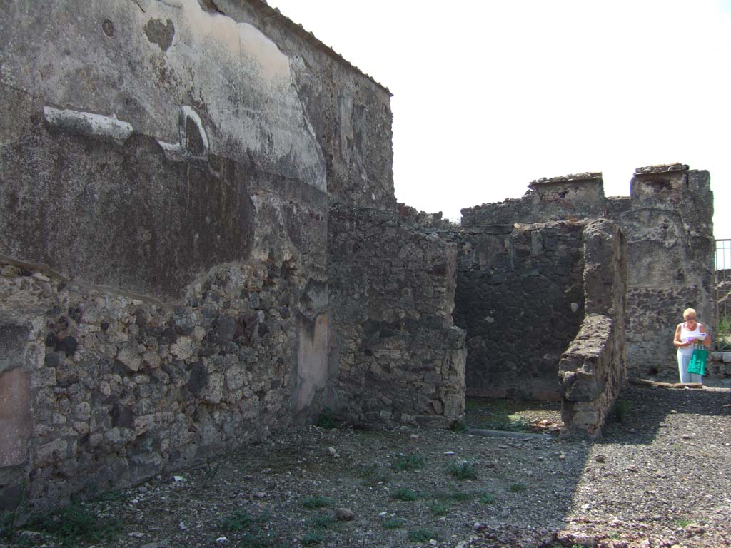 VI.2.17 Pompeii. September 2005. Looking south-west across atrium to room in south-west corner, and entrance corridor. 
According to Fiorelli, as usual there were two cubicula, one on either side of the entrance corridor.