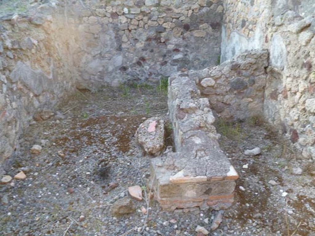 VI.2.20 Pompeii. May 2011. Looking north in room on right of entrance doorway. According to Fiorelli, near to the entrance doorway was the kitchen and “la sella” and then an open area with, on the right, the shelter/roof that covered the access of a large triclinium and of two neighbouring rooms, not far off from which were two more rooms used as either dormitories or dining areas.
See Pappalardo, U., 2001. La Descrizione di Pompei per Giuseppe Fiorelli (1875). Napoli: Massa Editore. (p.51)