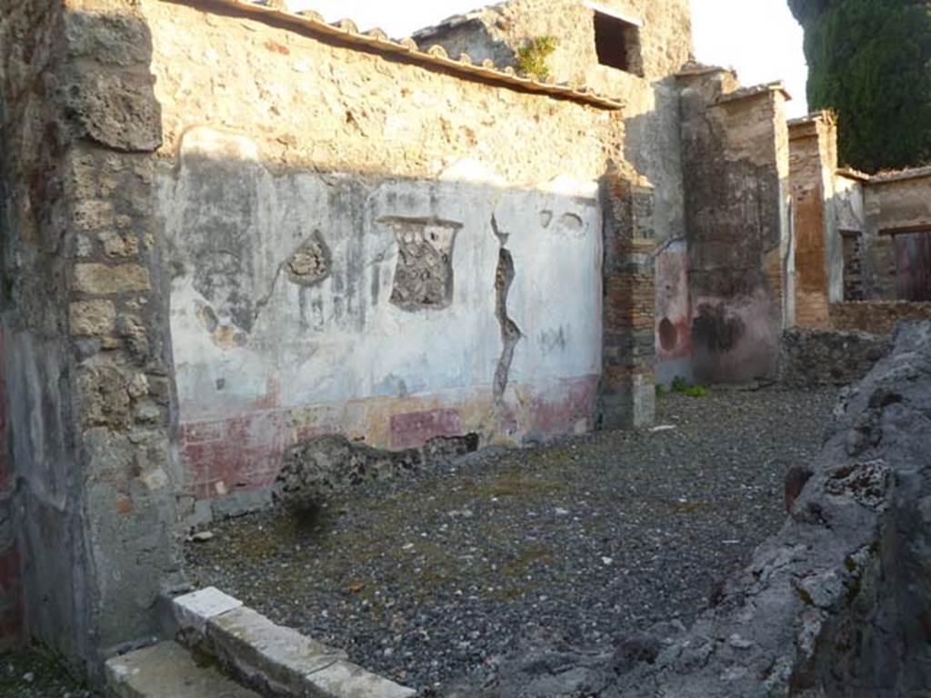 VI.2.22 Pompeii. May 2011. Painted wall decoration on south wall of tablinum.