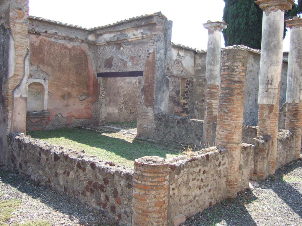 VI.2.22 Pompeii. September 2005. Pseudo-peristyle, looking south-west towards entrance to triclinium.