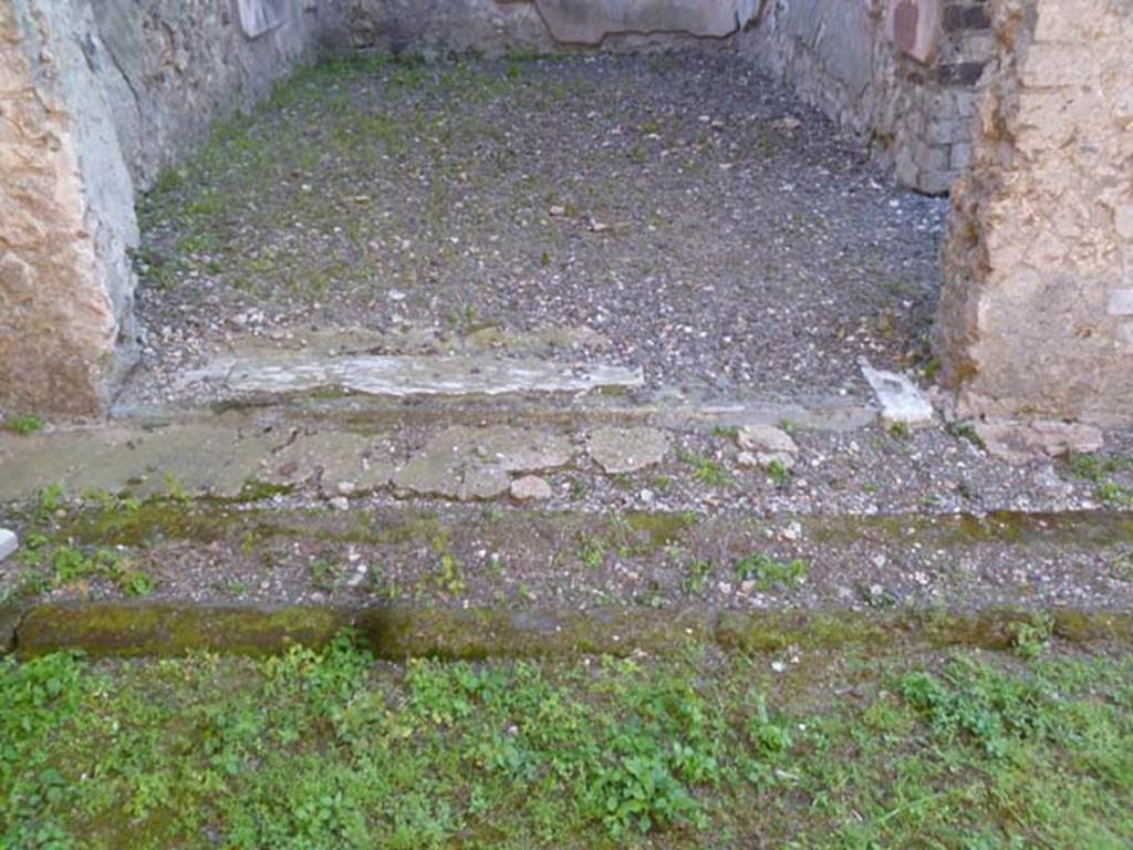 VI.2.22 Pompeii. May 2011. Remains of threshold in opening from peristyle to the triclinium. Looking west.