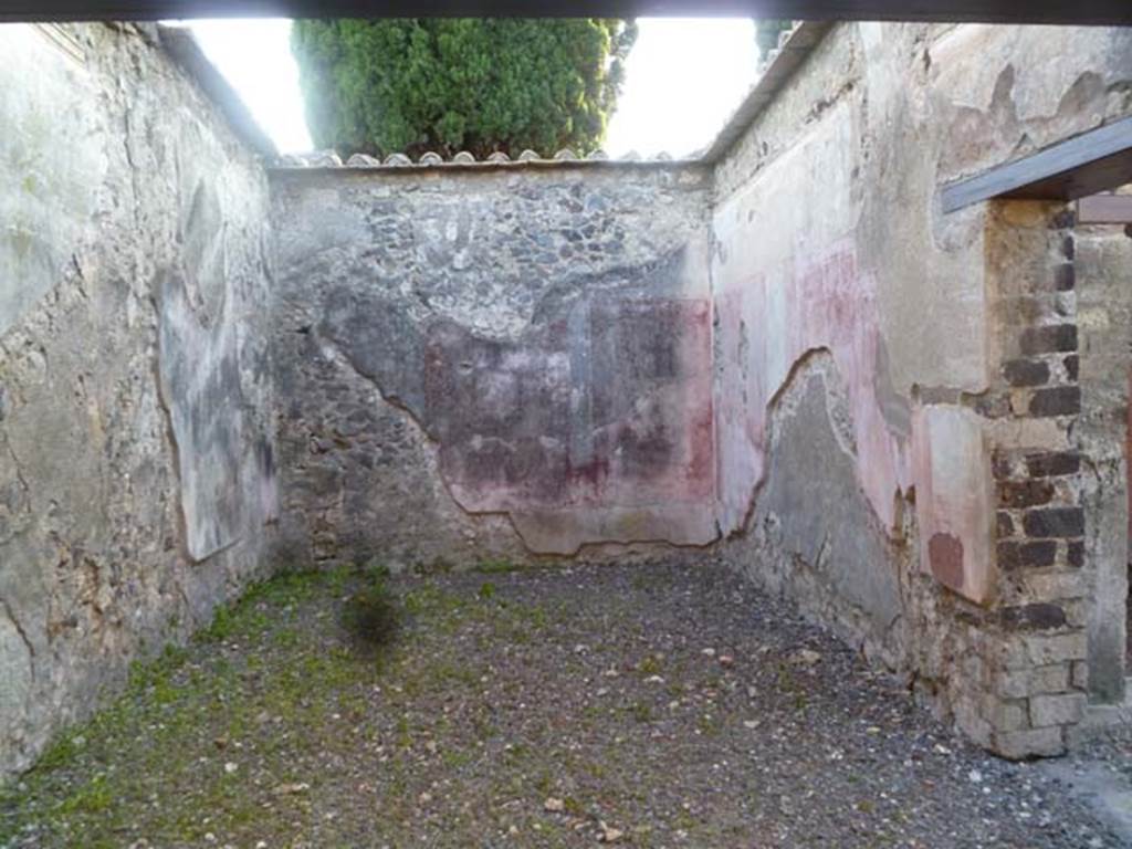 VI.2.22 Pompeii. May 2011. Looking west into triclinium.  On the right is a doorway into the cubiculum on south side of rear doorway at VI.2.15.