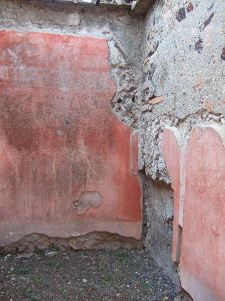 VI.2.22 Pompeii. September 2005. Cubiculum on south side of rear doorway at VI.2.15. Looking west.