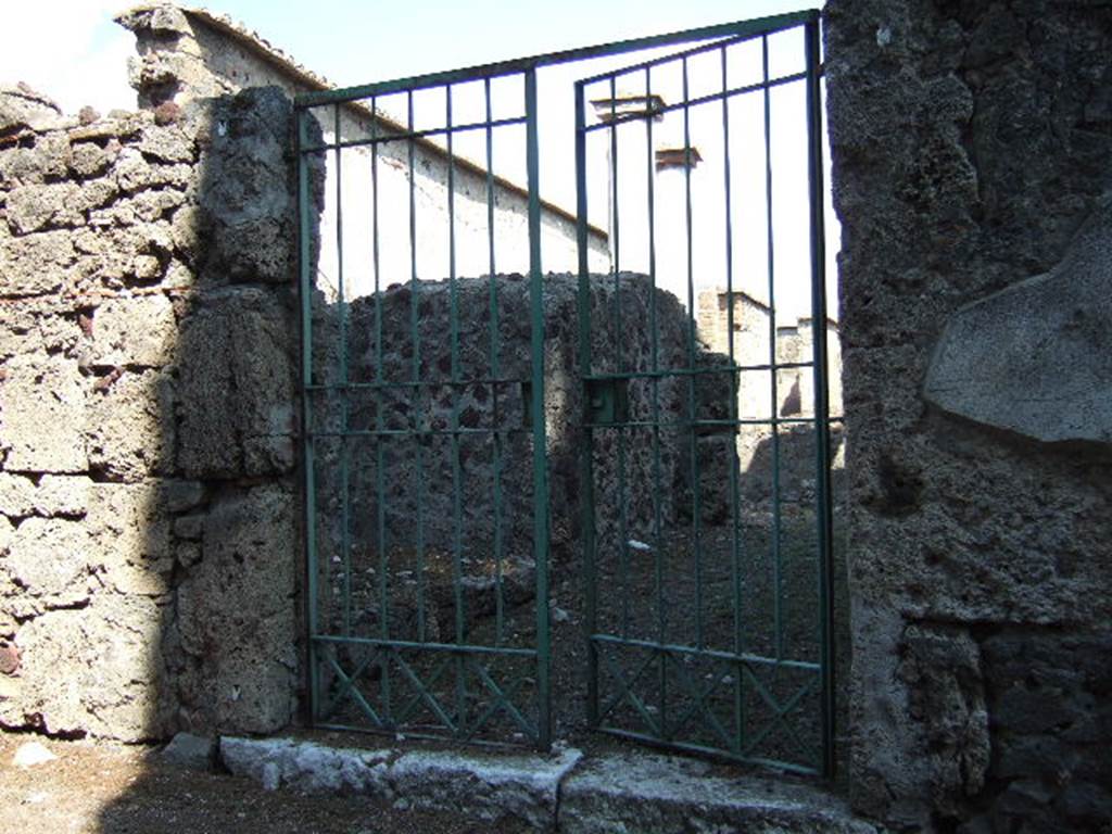 VI.2.22 House of M. Pupius or Casa di Apollo.  Rear entrance at VI.2.15.  September 2005.