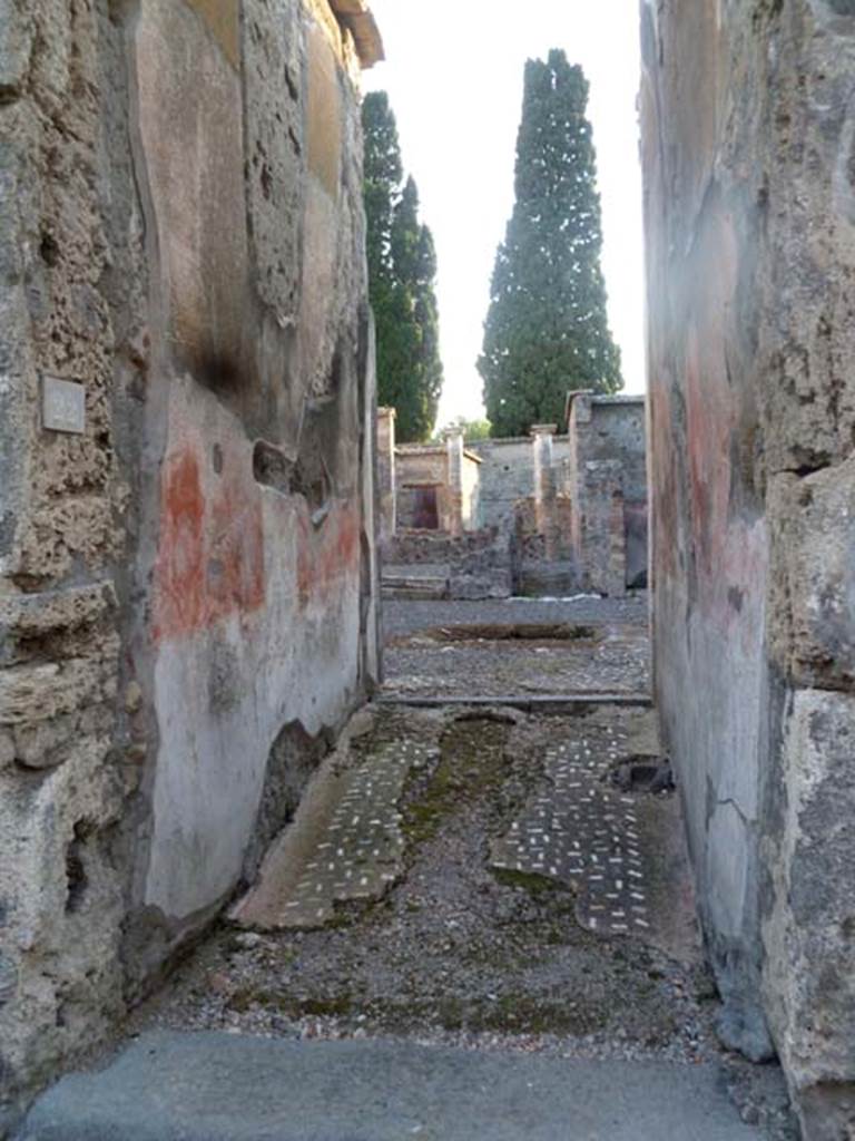 VI.2.22 Pompeii. May 2011. Entrance  fauces or corridor, looking west.