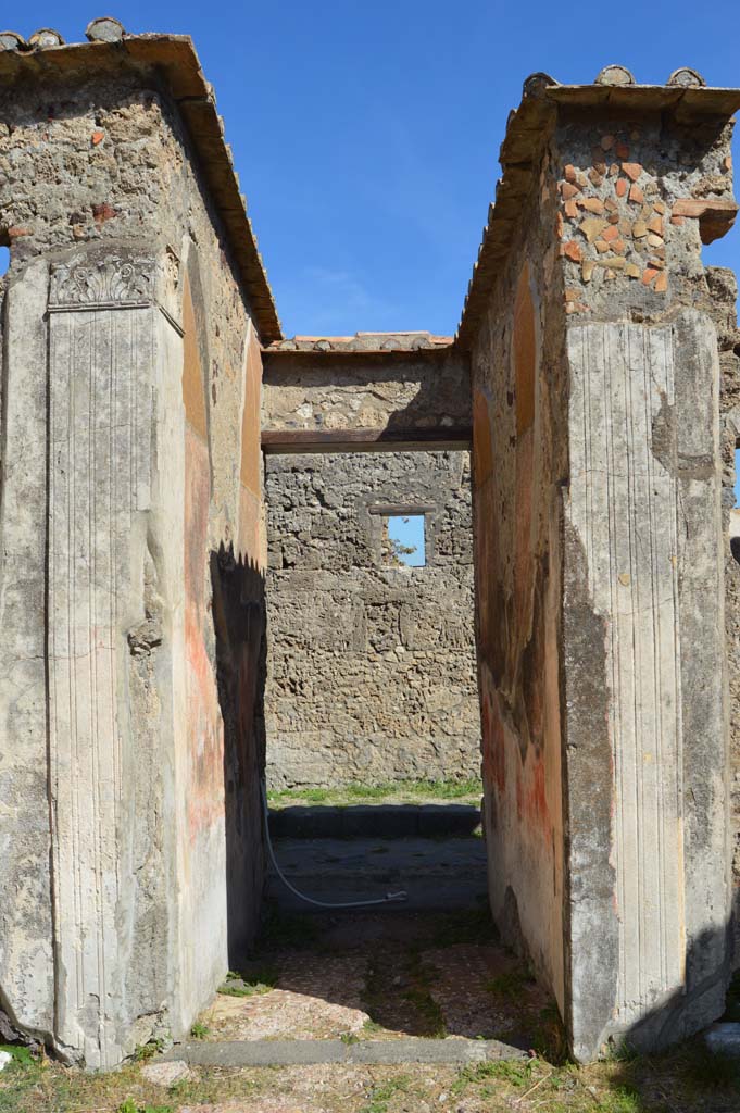 VI.2.22 Pompeii. October 2017. 
Looking east from atrium along entrance corridor/fauces, towards entrance doorway onto Vicolo di Modesto.
Foto Taylor Lauritsen, ERC Grant 681269 DÉCOR.