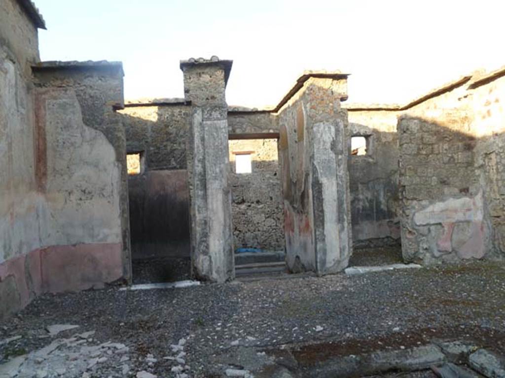 VI.2.22 Pompeii. May 2011. Looking east from atrium, towards entrance at VI.2.22, in centre, and doorways to cubicula on either side.