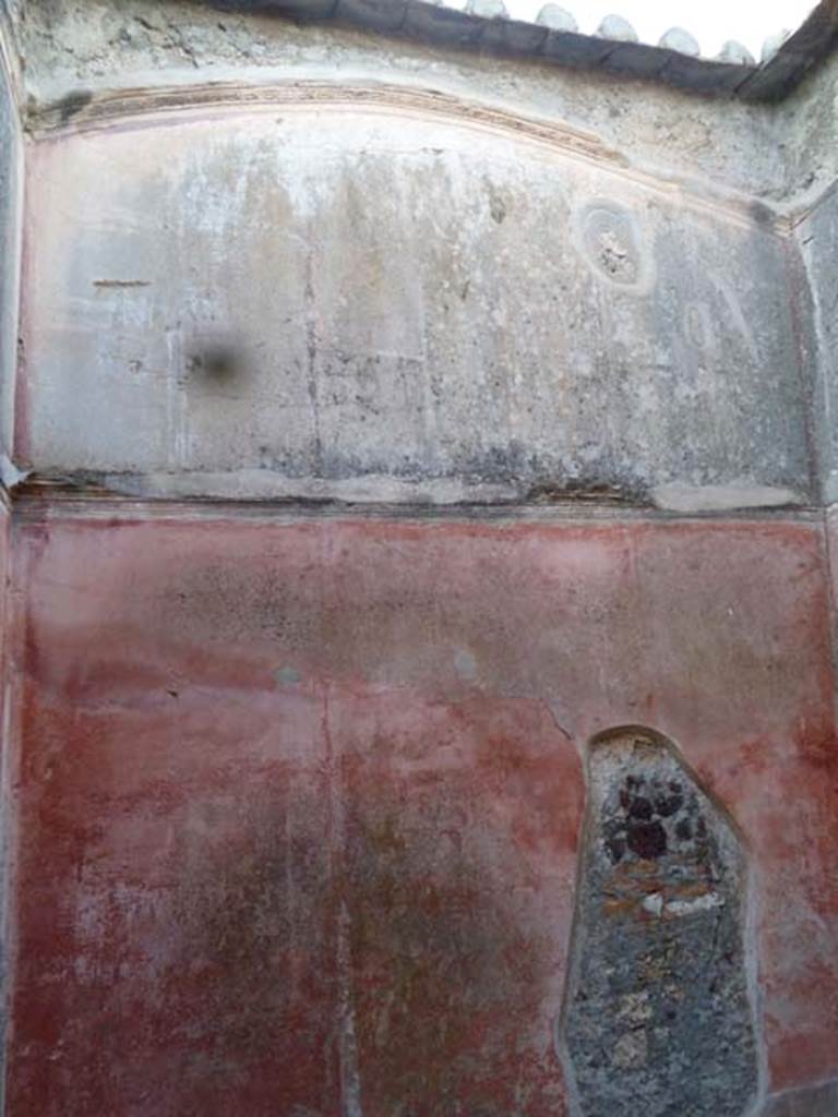 VI.2.22 Pompeii. May 2011. North wall with painted decoration and stucco cornice in vaulted cubiculum on north side of entrance doorway.