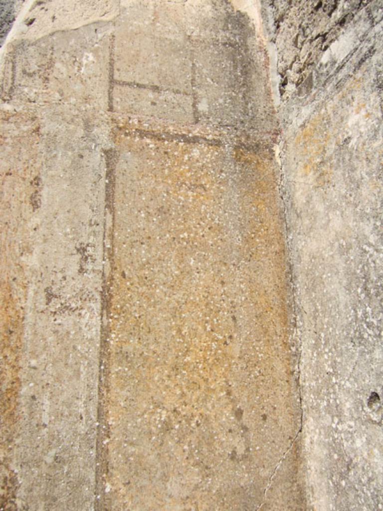 VI.2.22 Pompeii. September 2005. Cubiculum on south side of entrance doorway.
Painted wall decoration in north-east corner. The zoccolo was painted red, see south wall above. In the yellow middle zone the panels were separated by narrow compartments. The upper area of the wall was white.