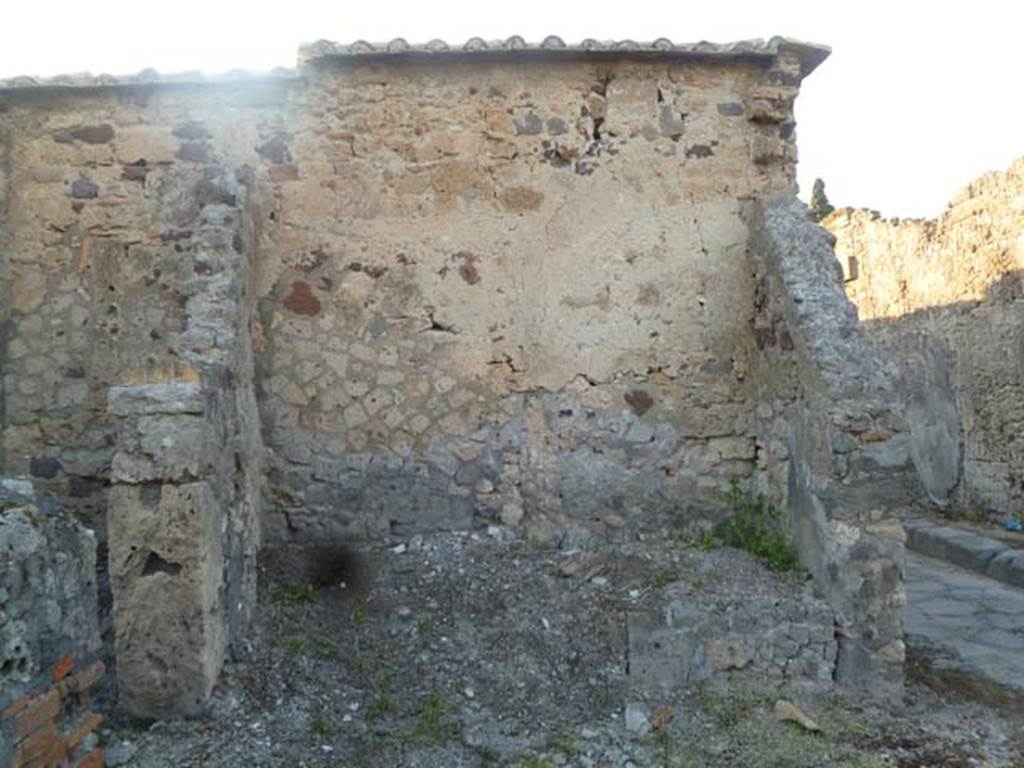 VI.2.23 Pompeii. May 2011. Looking towards north wall, with the doorway to the kitchen of VI.2.24 on the left.  The entrance doorway from Vicolo di Modesto on the right.  According to Eschebach, near the north wall would have been the steps to the upper floor, above the latrine?
See Eschebach, L., 1993. Gebäudeverzeichnis und Stadtplan der antiken Stadt Pompeji. Köln: Böhlau. (p.160)