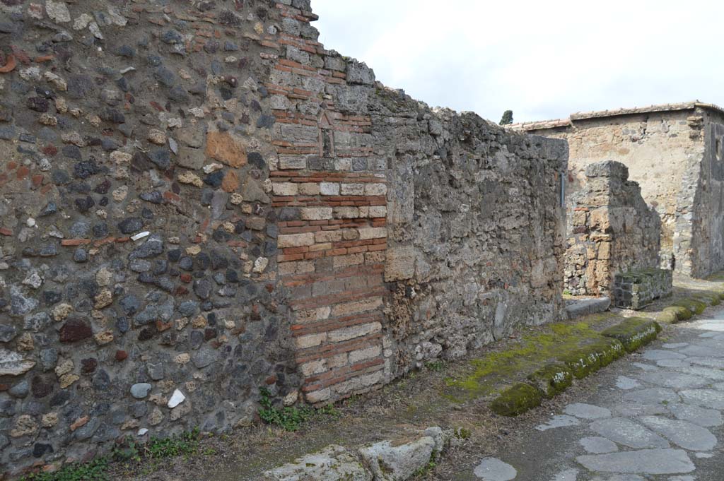 VI.2.24 Pompeii. March 2018. 
Looking towards entrance doorway, from pilaster with phallic symbol in an arched terracotta plaque, as drawn by Gell, see below.
He described it as from the “House of the Little Priapus, Street of Modestus”, but the pilaster may be part of VI.2.25 and not VI.2.24.
We have also included it in VI.2.25.
Foto Taylor Lauritsen, ERC Grant 681269 DÉCOR.