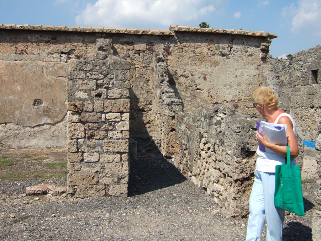 VI.2.24 Pompeii. September 2005. Looking north from atrium towards small corridor leading to kitchen area.
In the east wall of the kitchen area was another doorway linking with the shop at VI.2.23.