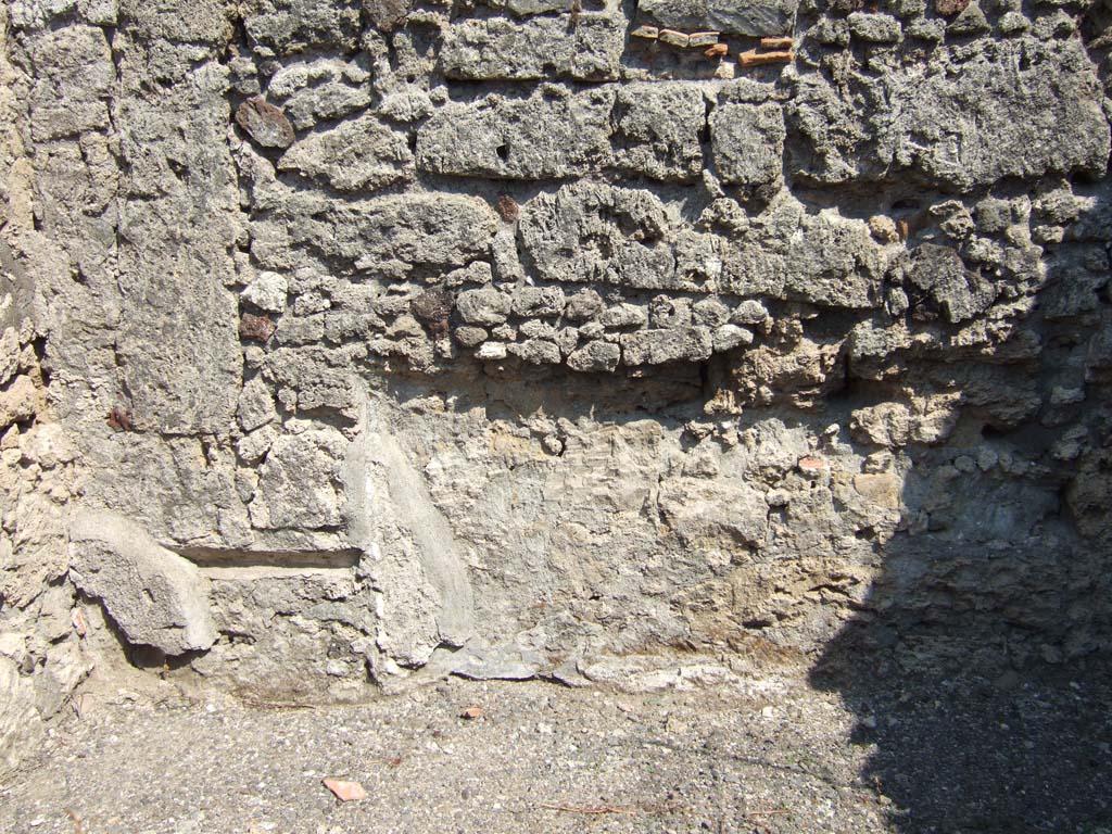 VI.2.24 Pompeii. September 2005. Recess in triclinium.
