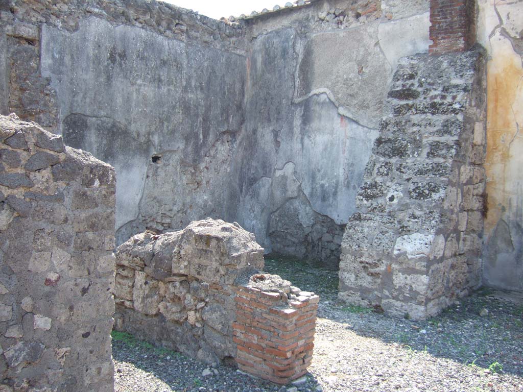 VI.2.24 Pompeii. September 2005. Looking towards two doorways in south-west corner.
The doorway on the left would have been a cubiculum (Eschebach called it a “repositorium”) with a window.
The doorway in the centre would have been into the small garden area.
See Jashemski, W. F., 1993. The Gardens of Pompeii, Volume II: Appendices. New York: Caratzas. (p.123)
See Eschebach, L., 1993. Gebäudeverzeichnis und Stadtplan der antiken Stadt Pompeji. Köln: Böhlau. (p.160)