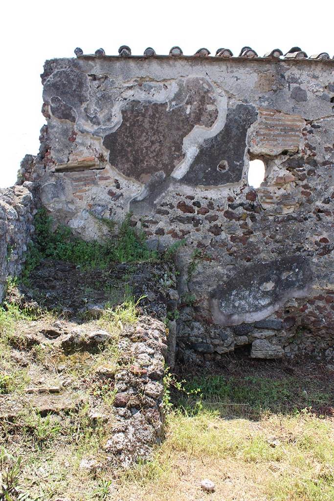 VI.2.29 Pompeii. May 2024. Room 3, steps on left and room 2, a room for a servant or slave, on right.
Photo courtesy of Jessica Mingoia.