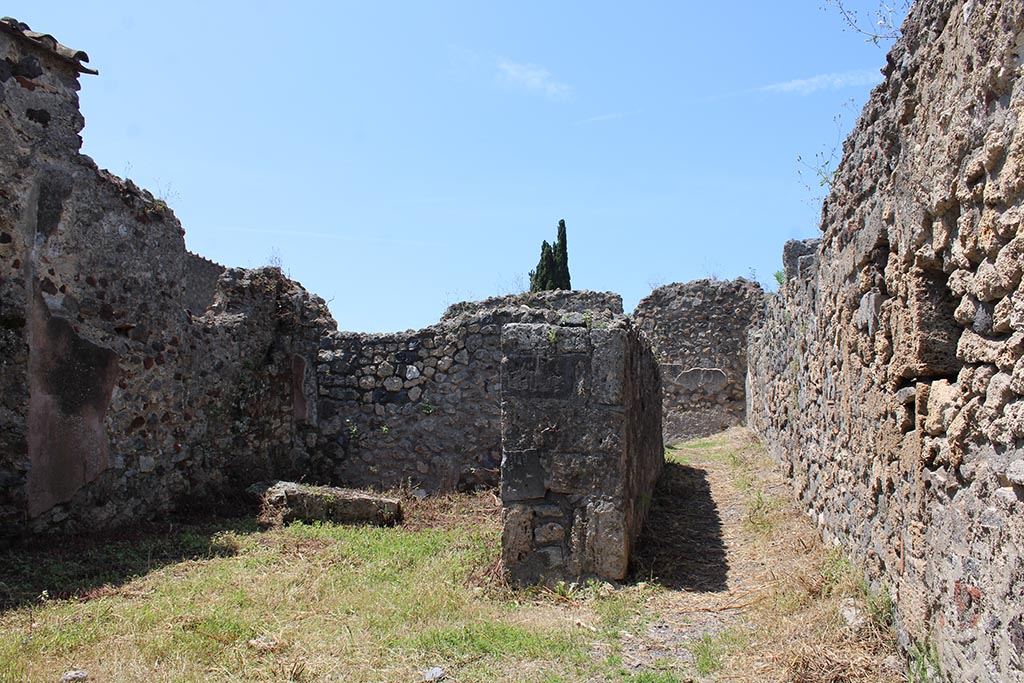 VI.2.29 Pompeii. June 2023. Room 4, left, and corridors 5 and 7, right.
Photo courtesy of Jessica Mingoia.