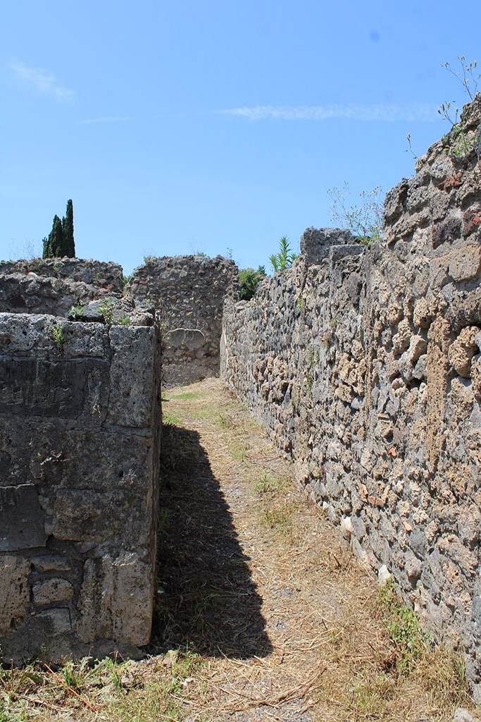 VI.2.29 Pompeii. June 2023. Corridor 5 leading into corridor 7.
Photo courtesy of Jessica Mingoia.