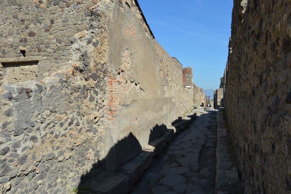 VI.2.32 Pompeii. October 2017. Looking east along Vicolo di Mercurio, with wall of VI.2.32/4, in centre. 
Foto Taylor Lauritsen, ERC Grant 681269 DÉCOR.