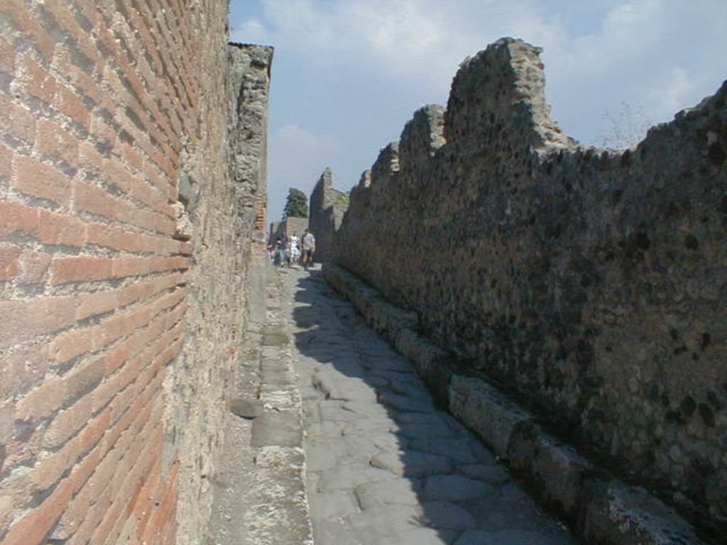 VI.3.1 Shop entrance
VI.2                  Vico di Mercurio  looking east          Side wall of VI.3.1