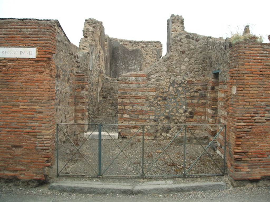 VI.3.1 Pompeii. May 2005. Entrance doorway, looking east. According to Fiorelli, this shop had steps to the upper floor dwelling. It also had a room for the reception of customers, a kitchen, cesspit and storeroom under the stairs of a neighbouring staircase. See Pappalardo, U., 2001. La Descrizione di Pompei per Giuseppe Fiorelli (1875). Napoli: Massa Editore. (p.52)