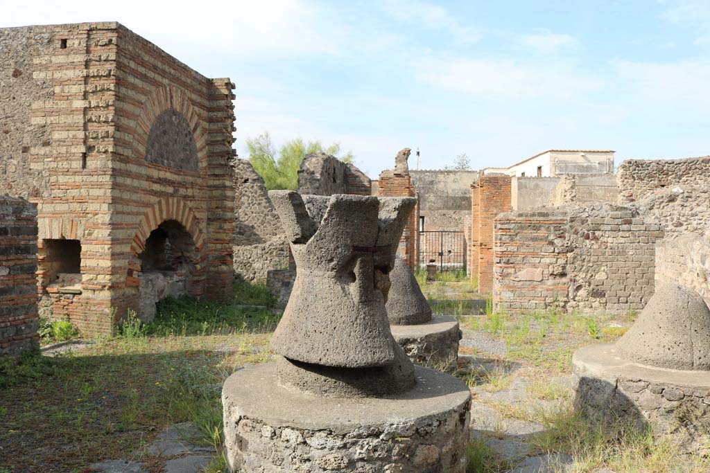 VI.3.3 Pompeii. December 2018. 
Room 7, looking west from mill-room through doorway leading to atrium, and entrance doorway. Photo courtesy of Aude Durand.