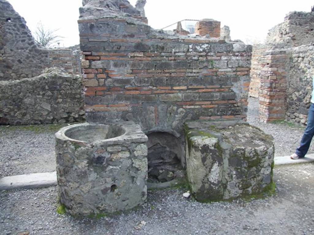 VI.3.3 Pompeii.  March 2009. 
Room 7, west wall with well head and a vessel for holding water on either side.