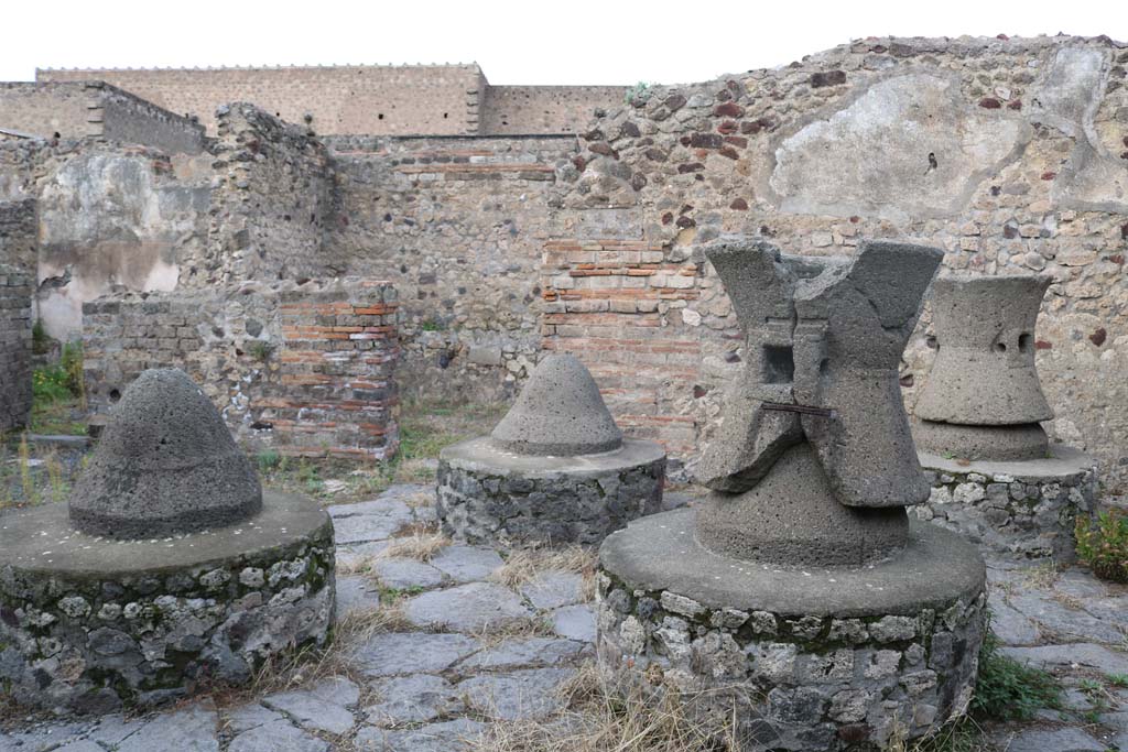 VI.3.3 Pompeii. December 2018. 
Room 7, looking north towards doorway to room 8, on left, and doorway of stable at VI.3.28, in centre. Photo courtesy of Aude Durand.