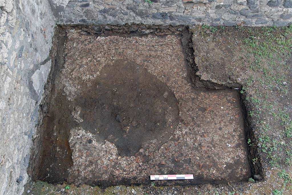 Fig. 6 - Pompéi Pistrina. Fosse d’installation ou de spoliation du pétrin dans la boulangerie VI 3, 3.27-28. 
Cliché pris de l’est. Cliché : R. Macario / ÉfR.