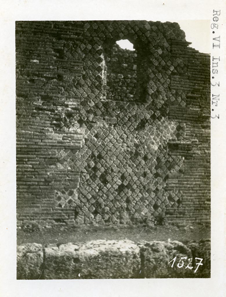 VI.3.3 Pompeii. Pre-1937-39. Facade with window, to the south of the entrance doorway.
Photo courtesy of American Academy in Rome, Photographic Archive. Warsher collection no. 1527.