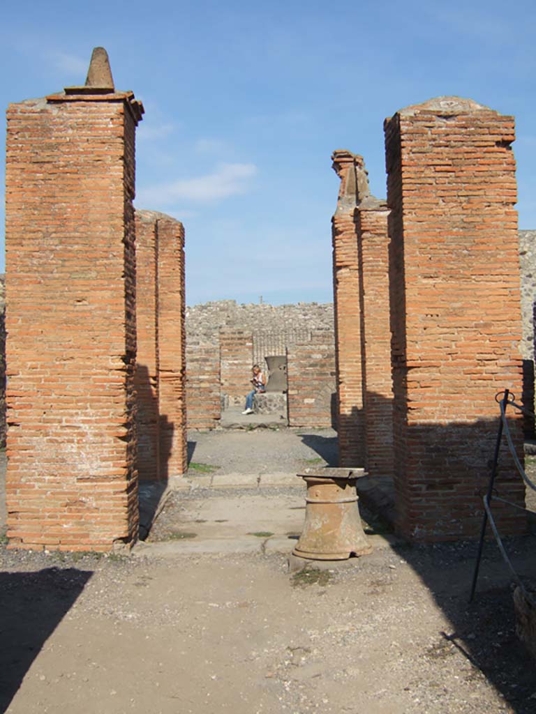 VI.3.3 Pompeii. September 2005. 
Room 1, atrium and impluvium. The brick pillars would have supported the upper floor.