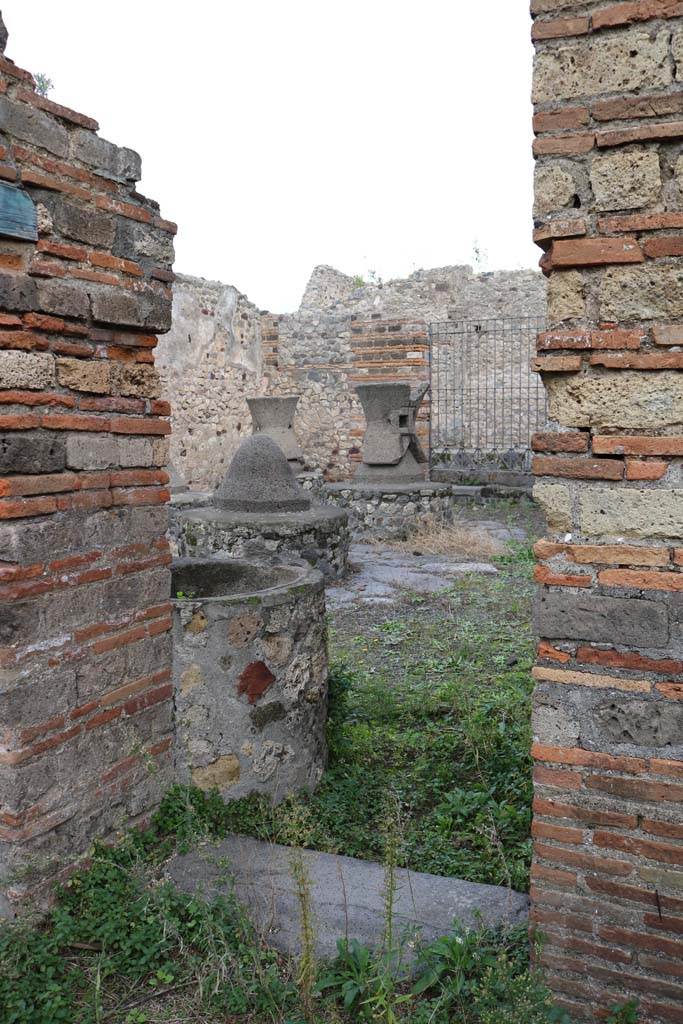 VI.3.3 Pompeii. December 2018. 
Room 5, doorway in east wall to room 7. Photo courtesy of Aude Durand.