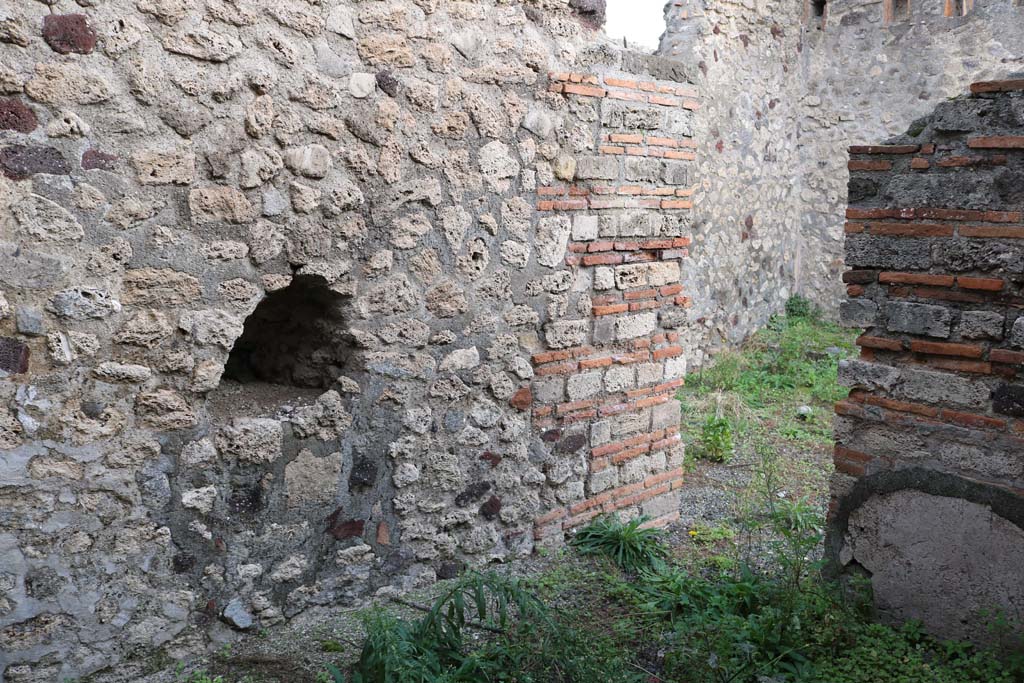VI.3.4 Pompeii. December 2018. 
Looking towards east wall with niche and doorway to shop in south wall of side room. Photo courtesy of Aude Durand.
60304 IMG_0716 Aude Durand.
