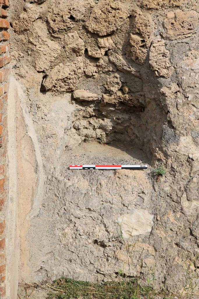 VI.3.6 Pompeii. December 2018. 
Detail of niche in north wall near entrance doorway. Photo courtesy of Aude Durand.